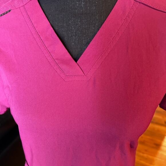 Carhartt Modern Fit 4-Pocket V-Neck Scrub Top - Picture 4 of 8